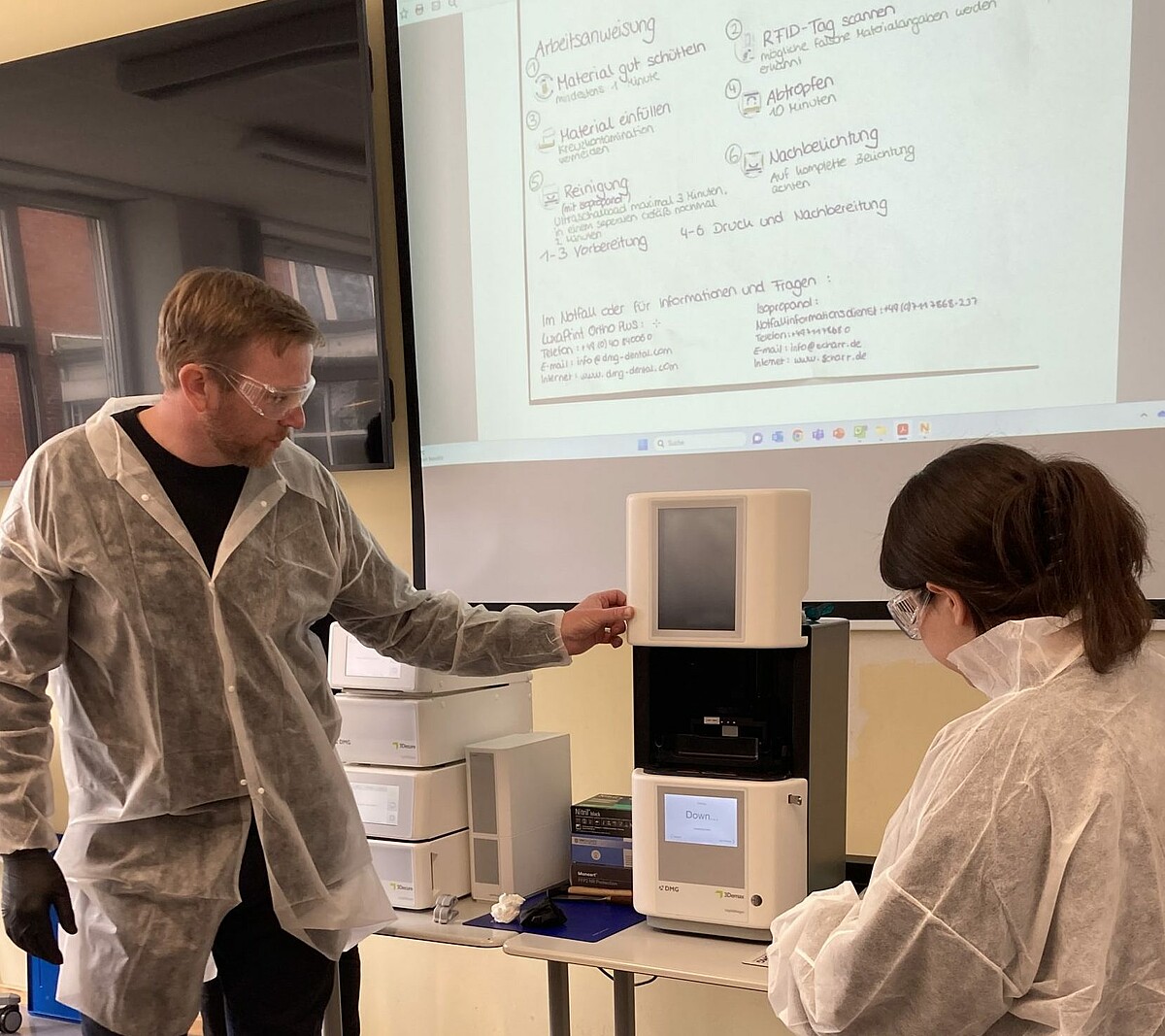 Angehende Zahntechniker im DMG DentaMile . DentaMile